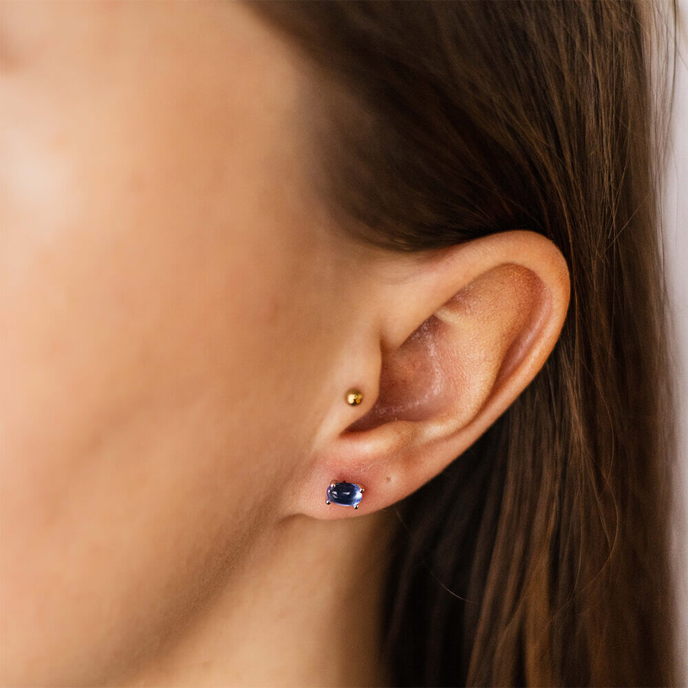 Ohrstecker Cabuchon blau Silber Gisser E1079B am Ohr