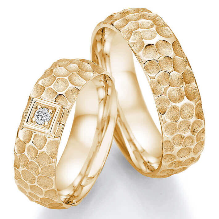 Ruesch Trauringe aus Gelbgold mit einem Brillanten