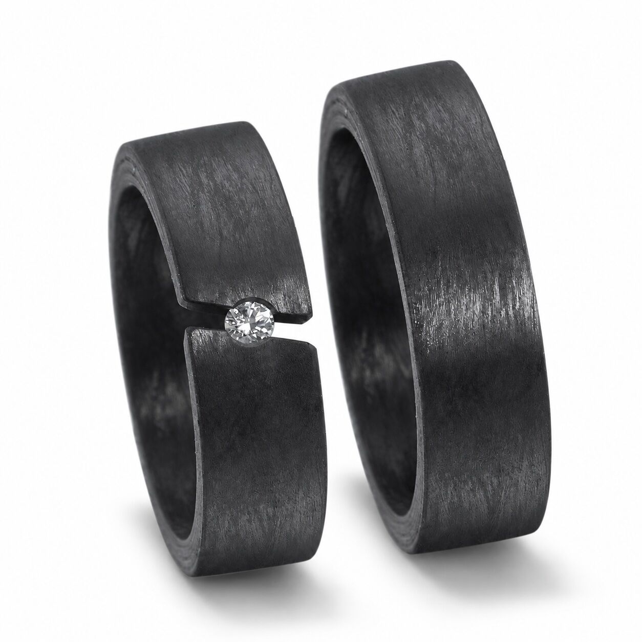 Trauringe in schwarz aus Carbon mit Spannring